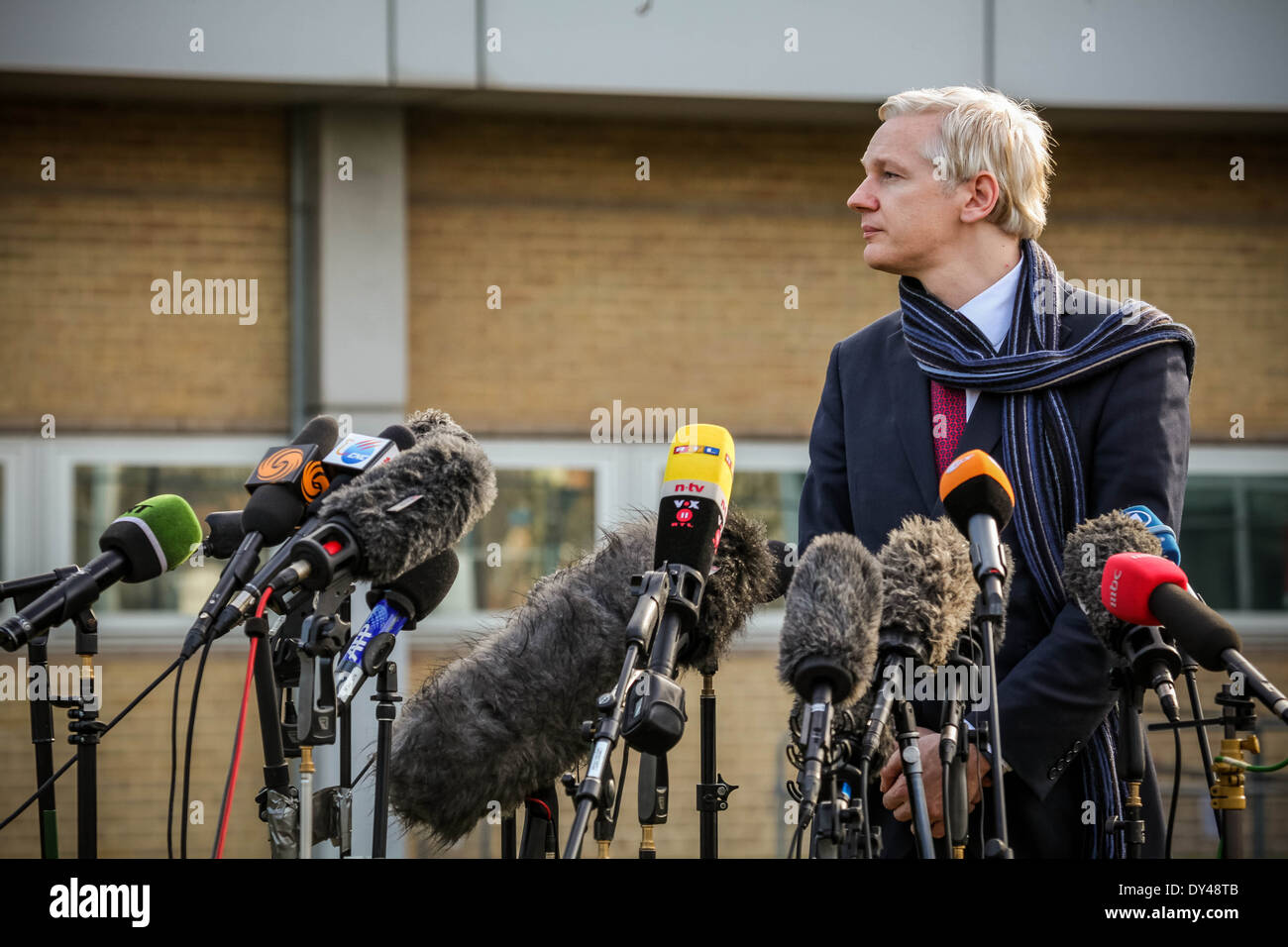 Wikileaks-Gründer Julian Assange spricht zu den Medien nach einem Auftritt in Belmarsh Magistrates Court in Woolwich, London, UK. Stockfoto