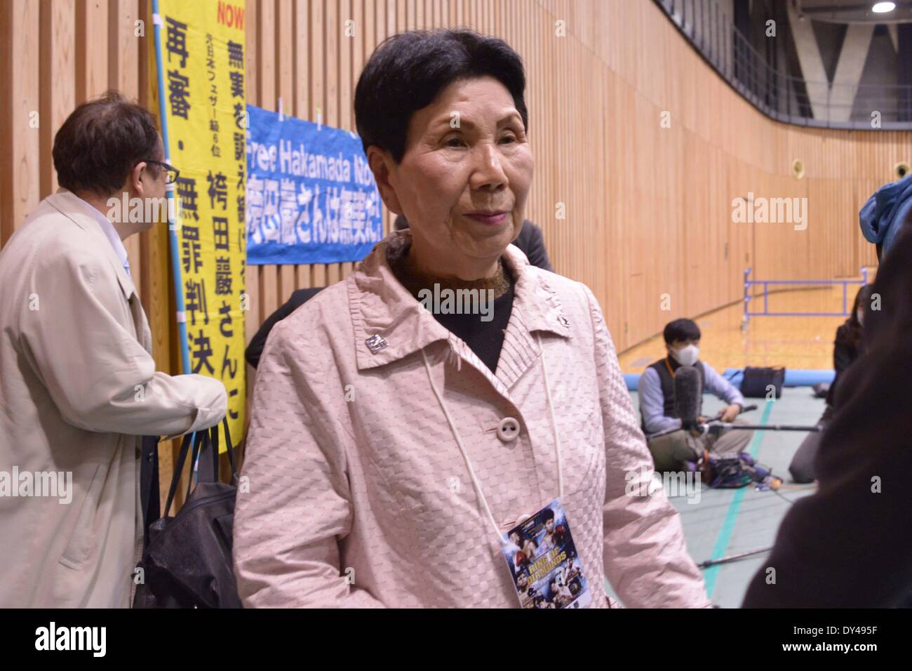 Tokio, Japan. 6. April 2014. Schwester von Iwao, Hideko Hakamada ist einen WBC-Ehre-WM-Gürtel von einem Japan professionelle Boxing Association in Tokio 6. April 2014 verliehen. IWAO Hakamada ist 78. Er hält den Rekord für die weltweit am längsten amtierende Todestrakt Gefangener. Er ist vorübergehend freigelassen und wartet auf ein Wiederaufnahmeverfahren in Japan. Bildnachweis: Hitoshi Yamada/NurPhoto/ZUMAPRESS.com/Alamy Live-Nachrichten Stockfoto