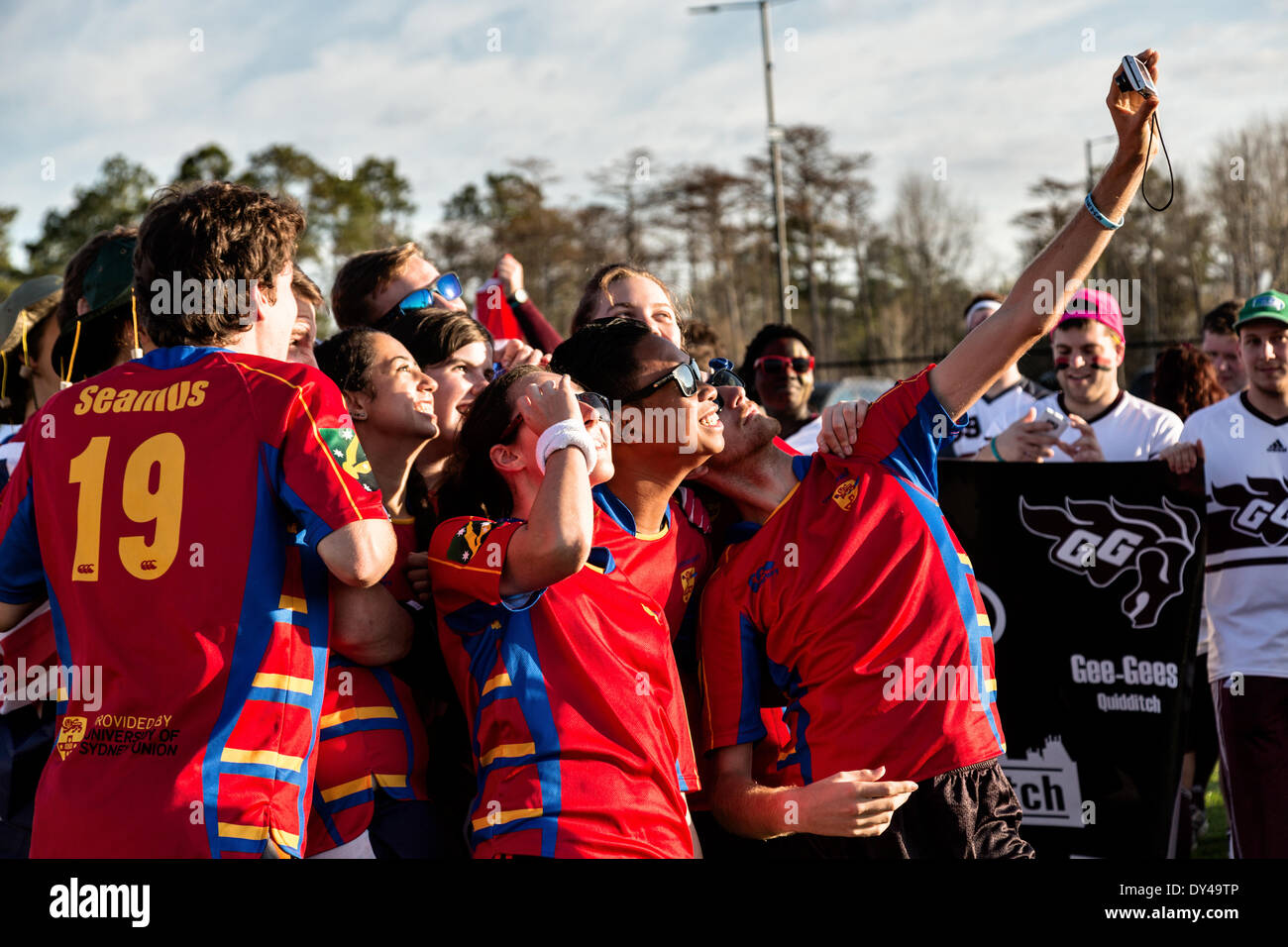 Mitglieder der University of Sydney Australien-Teams nehmen eine Selfie während der Eröffnungsfeier für den 7. jährlichen Quidditch World Cup 5. April 2014 in Myrtle Beach, South Carolina. Der Sport, erstellt aus den Harry-Potter-Romane ist eine Co-Ed-Kontakt-Sport mit Elementen aus Rugby, Basketball und Völkerball. Ein Quidditch-Team besteht aus sieben Athleten, die mit Besen zwischen den Beinen spielen zu jeder Zeit. Stockfoto