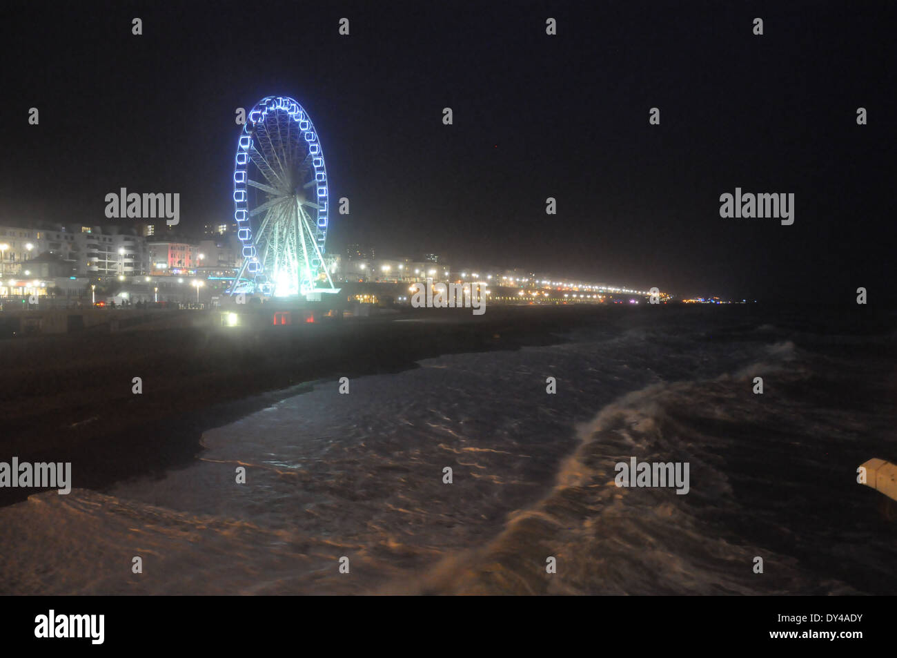 Das Brighton Rad nachts am Strand von Brighton, Südengland. Stockfoto