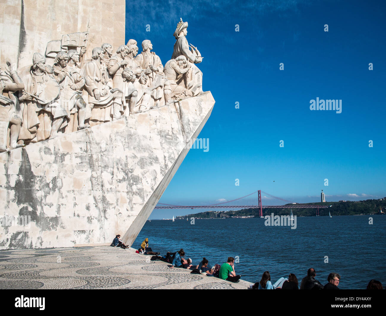 Touristen, die Ruhe durch den Fluss Tejo und das Denkmal der Entdeckungen in Belem, Lissabon Stockfoto