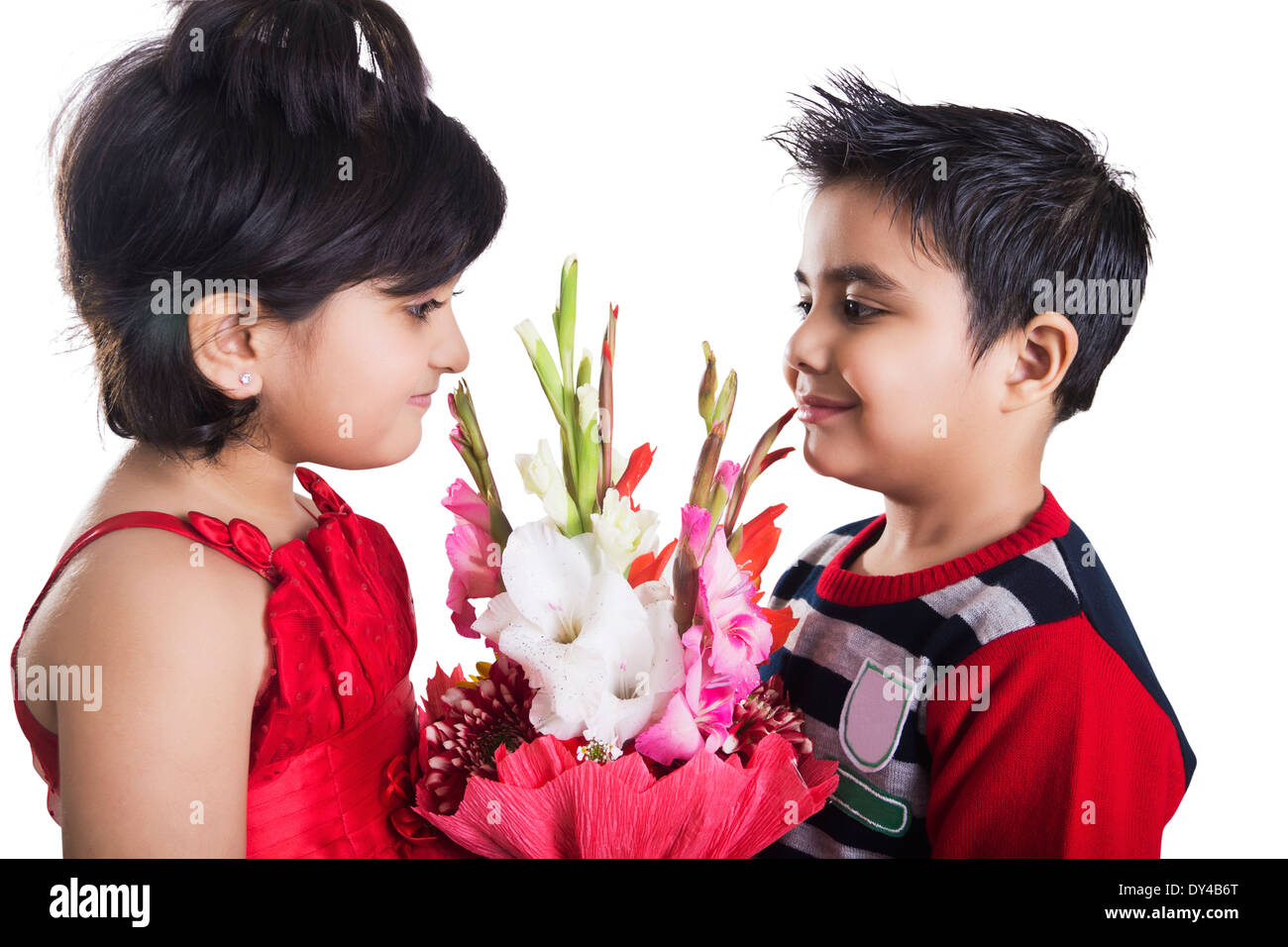 Indische Kinder paar Bouquet präsentiert Stockfoto