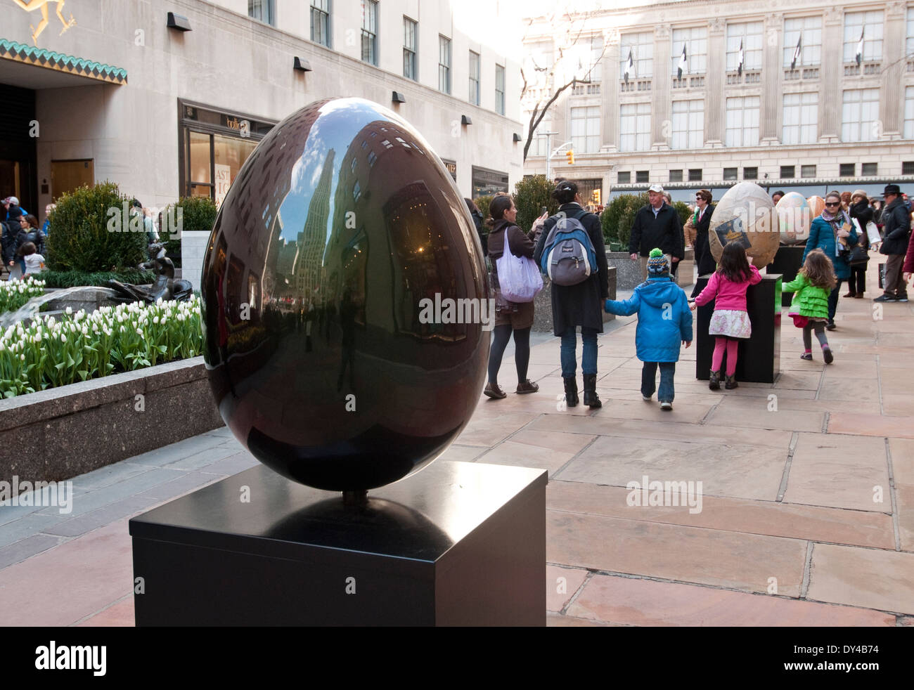 New York, NY - 5 April 1214: A Faberge-Ei, geschaffen vom Künstler Eric Cahan, erscheint am Rockefeller Center als Teil der Faberge große Eiersuche während 1-17. April (Ei #79). Dieses Ei ist eine von rund 275 von berühmten Designern erstellt und angezeigt in New York City. Die Öffentlichkeit wird aufgefordert, die Eizellen mit einer Smartphone-app für eine Chance zu gewinnen suchen. Erlös aus dem Verkauf der Eier und andere Merchandise für wohltätige Zwecke. Stockfoto
