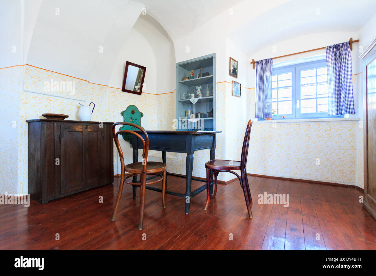 Einen öffentlichen Raum aus dem letzten Jahrhundert - ein Kirchturm Schutzraum in Maribor Stockfoto