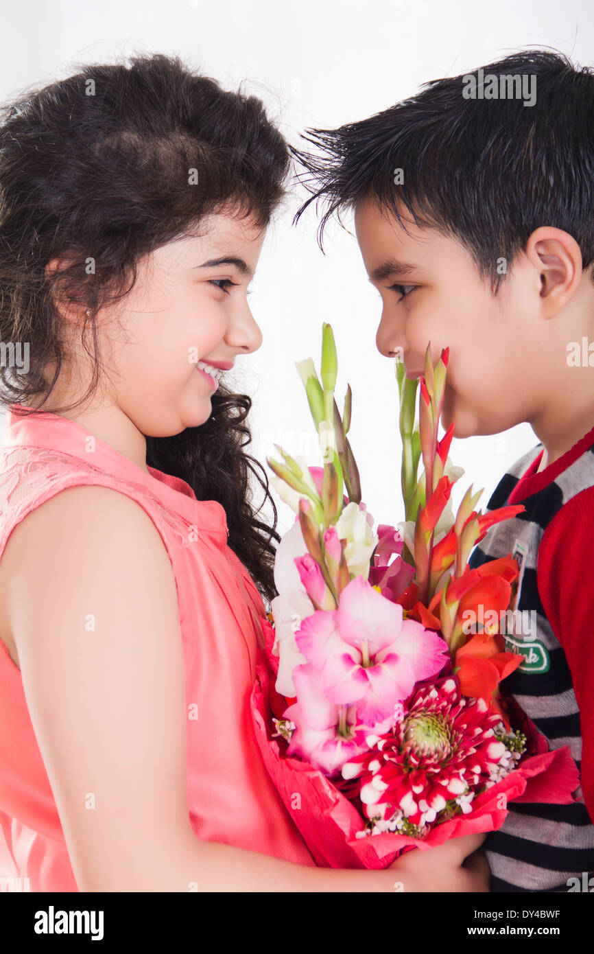 Indische Kinder paar Bouquet präsentiert Stockfoto