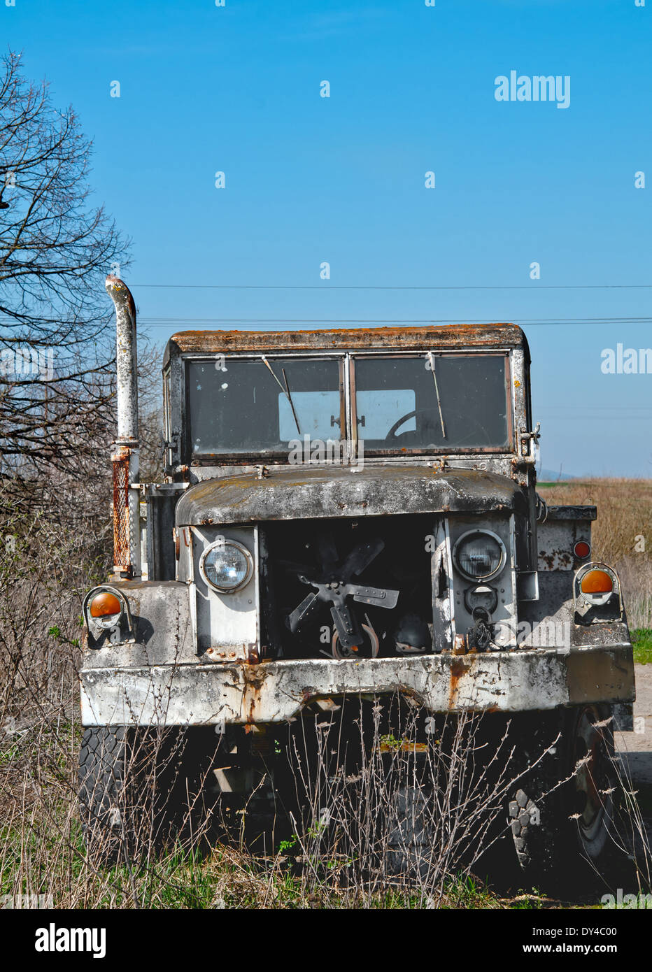 ein Militär-LKW ist im Bereich vernachlässigt. Stockfoto