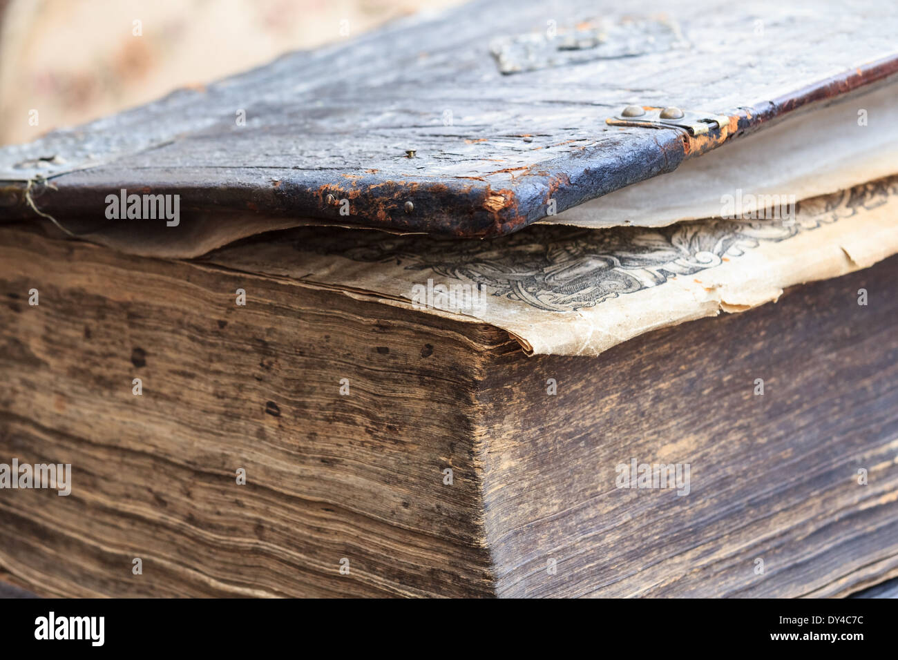 Ein altes antikes Buch mit abgenutzten Seiten Stockfoto