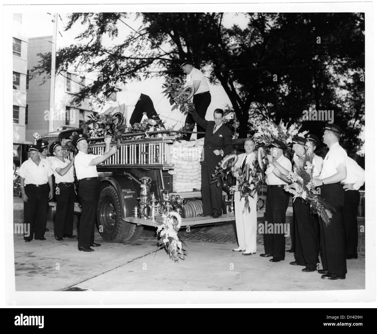 Ein Foto, das Reparaturen am Old Capitol Gebäude in Jackson, Mississippi, um 1915 zeigt. Dieses Bild veranschaulicht die Bemühungen, die strukturelle Integrität des Gebäudes während des frühen 20. Jahrhunderts zu erhalten. Stockfoto