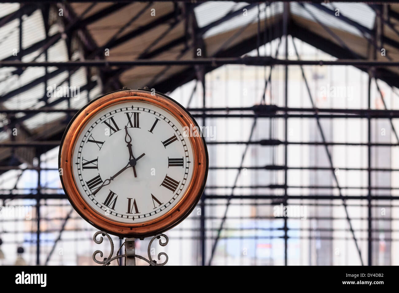 Eine klassische Uhr mit römischen Ziffern in der Londoner u-Bahnstation Earls court Stockfoto