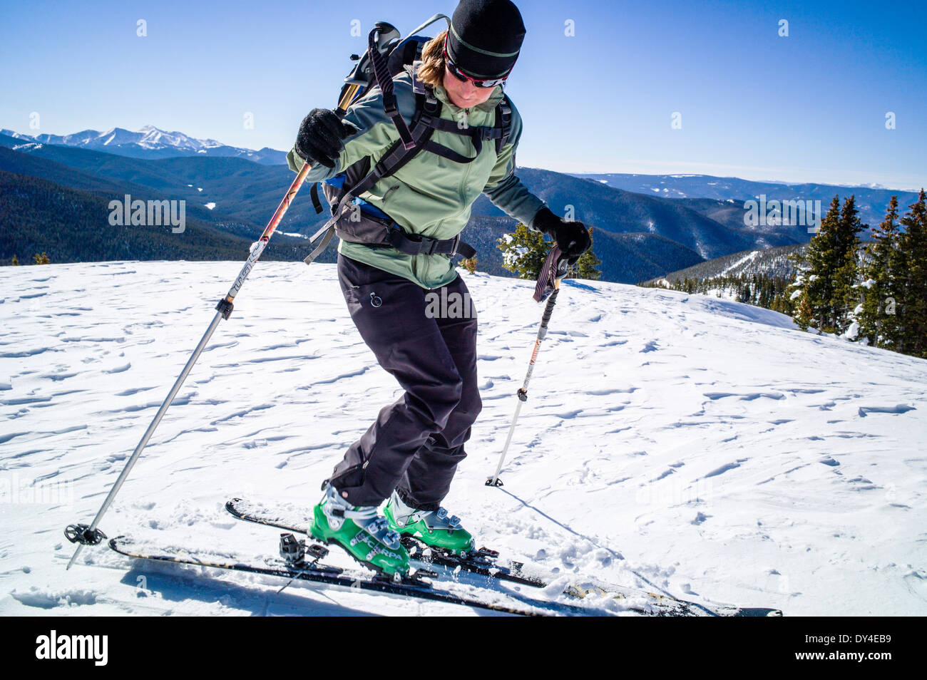 Weibliche Backcountry Skifahrer betreten alpine Touren-Skibindung auf hoher Alpenpass Stockfoto
