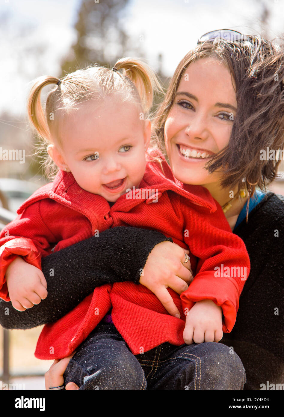 Schöne junge Mutter mit 16 Monate Baby Girl auf Park Spielplatz spielen Stockfoto