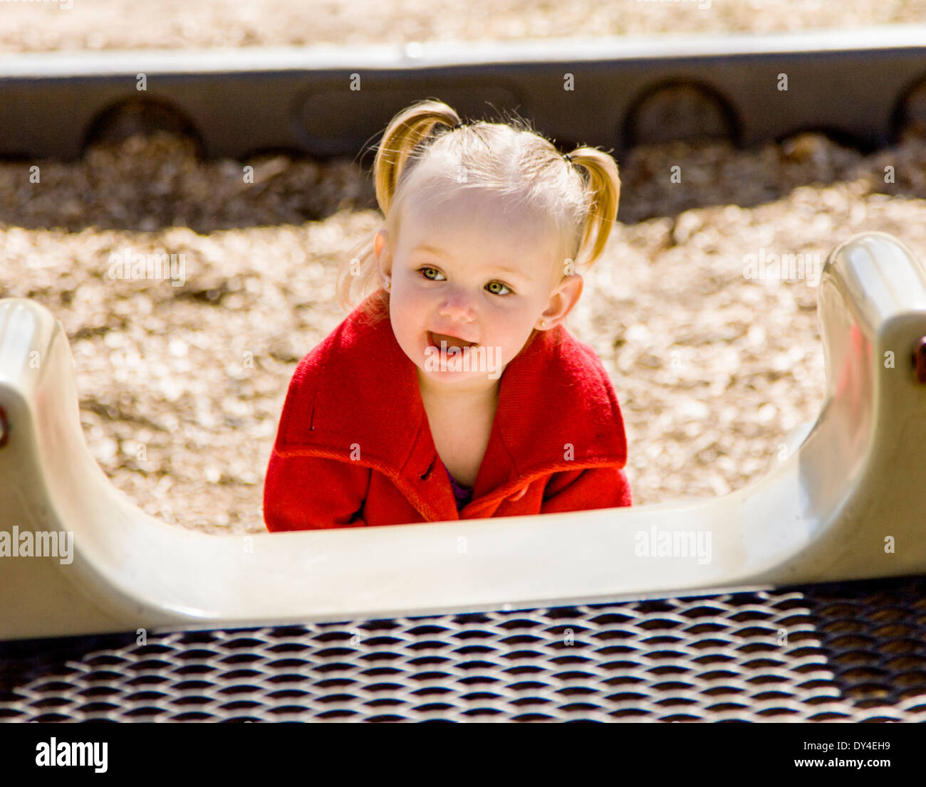 Liebenswert, niedlich 16 Monat kleine Mädchen spielen auf einem Park-Spielplatz Stockfoto