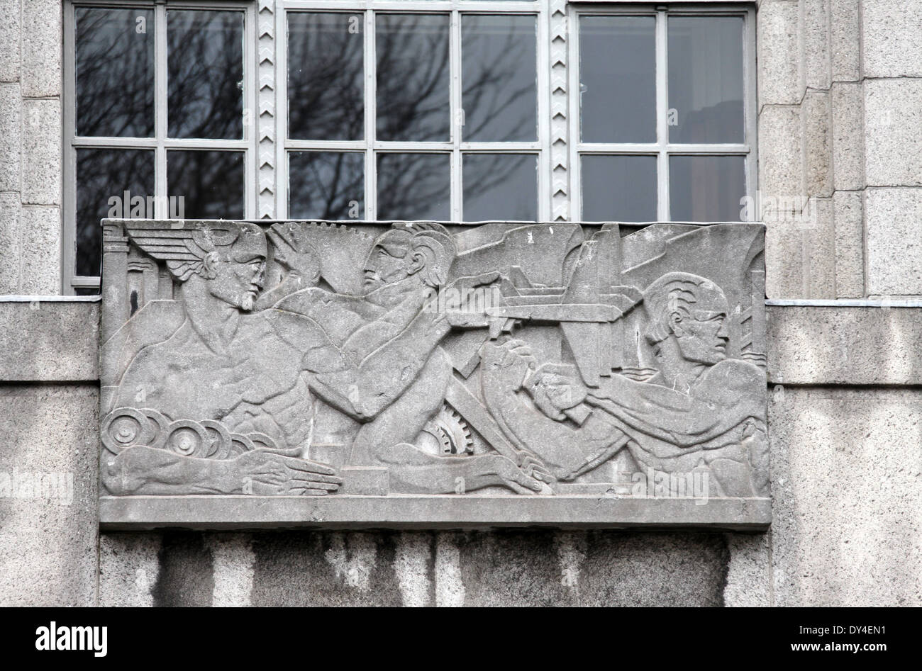 Detail des Ministeriums für Industrie und Handel Gebäude in Dublin zeigt die Skulptur von Gabriel Hayes Stockfoto