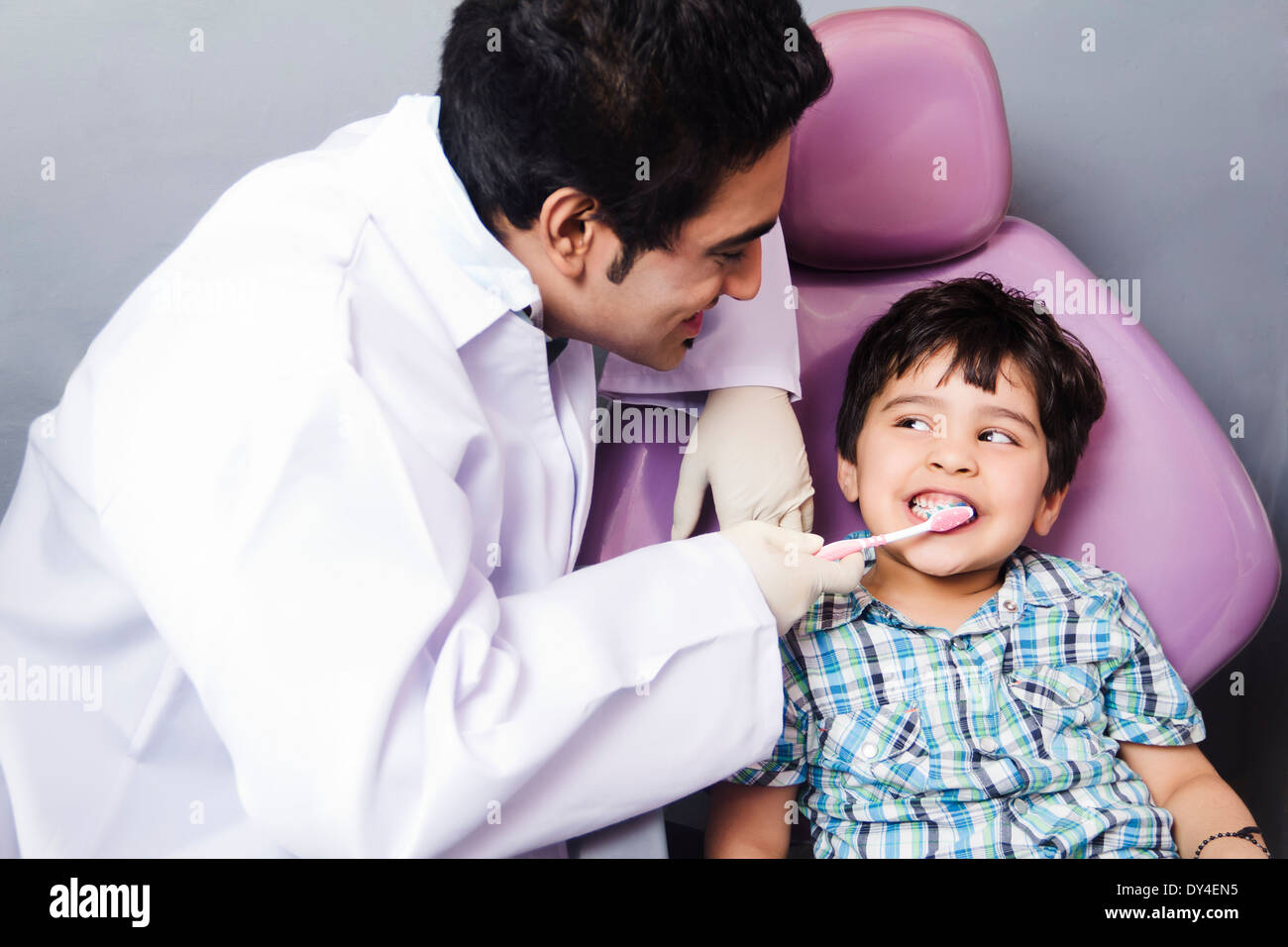 Indische Zahnarzt überprüfen Zähne Stockfoto