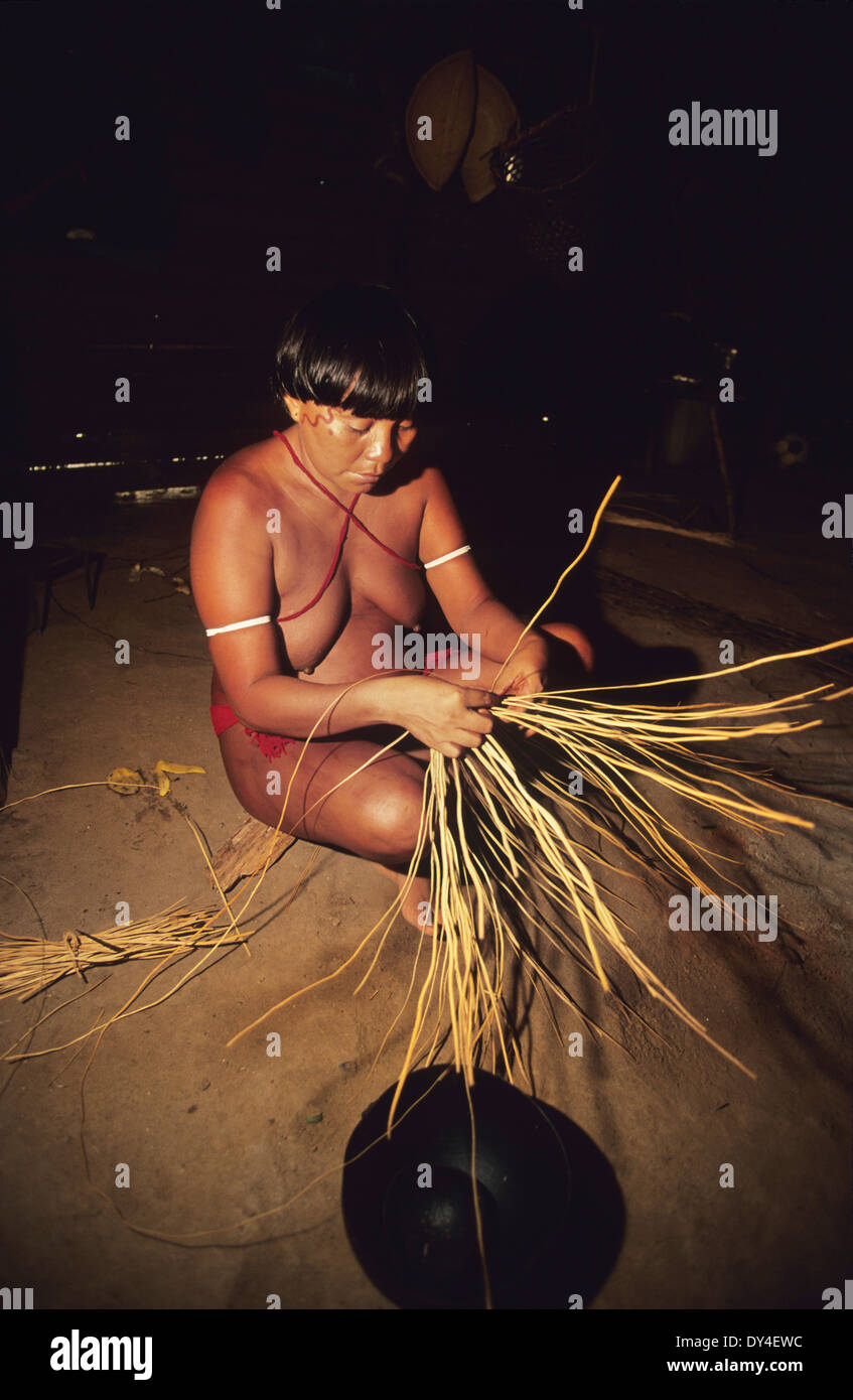 Frau Yanomami indische Nylonartikel Korb in kommunalen Molaca Wohnung, Roraima-Provinz, in der Nähe von Boa Vista, Brasilien, Amazonas Stockfoto