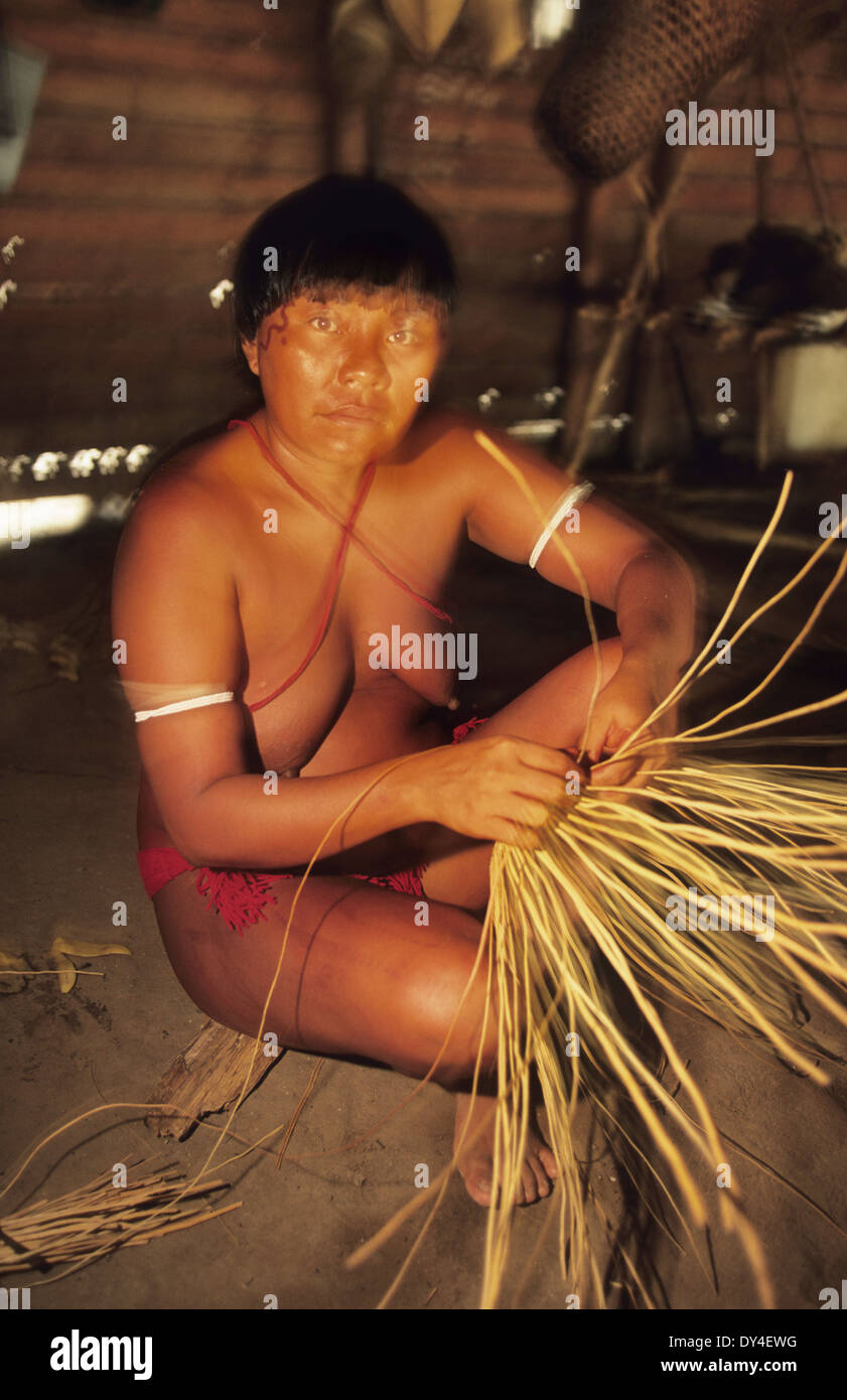 Frau Yanomami indische Flechten in kommunalen Molaca Wohnung, Roraima-Provinz, in der Nähe von Boa Vista, Brasilien, Amazonas Stockfoto