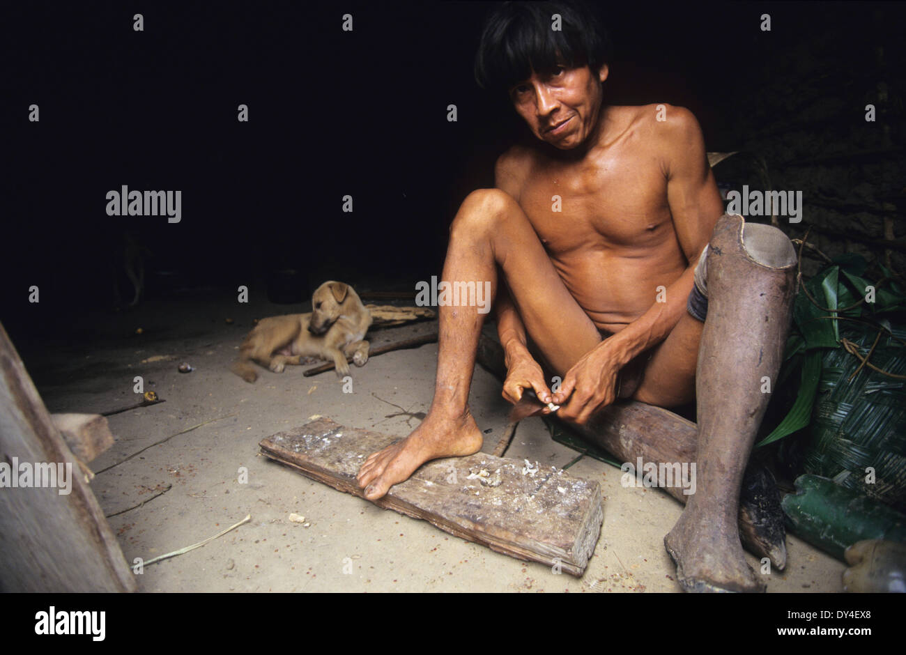 Yanomami-Indianer mit Holzbein Prothese, in kommunalen Molaca Wohnung, Roraima-Provinz, in der Nähe von Boa Vista, Brasilien, Amazonas Stockfoto