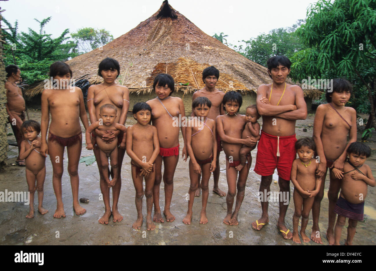 Familie Yanomami Indianer, Molaca gemeinsame Wohnung, Roraima-Provinz, in  der Nähe von Boa Vista, Brasilien, Amazonas Stockfotografie - Alamy