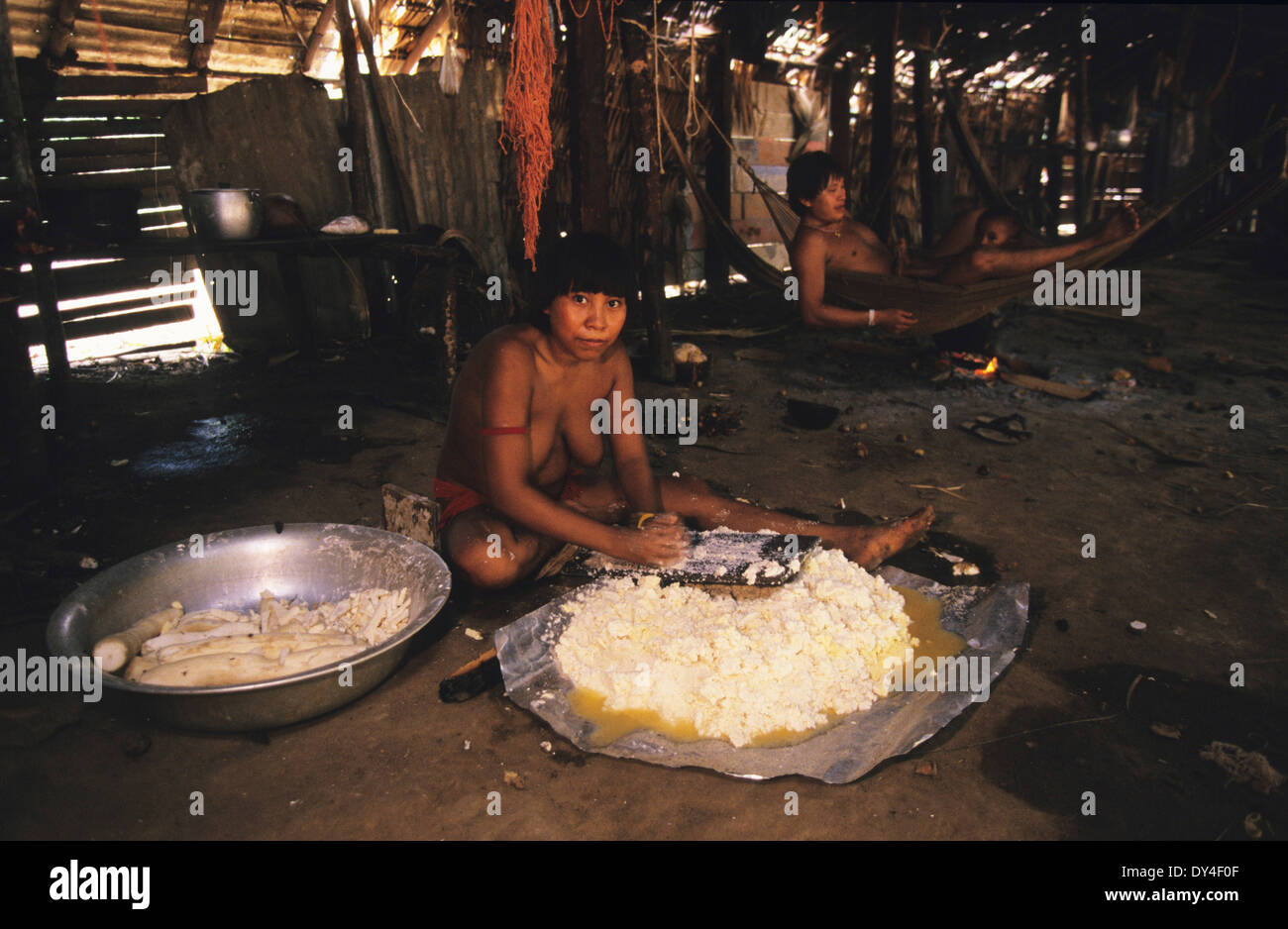 Yanomami-Indianer machen Yam Mehl in kommunalen Molaca Wohnung, Roraima-Provinz, in der Nähe von Boa Vista, Brasilien, Amazon einfügen Stockfoto