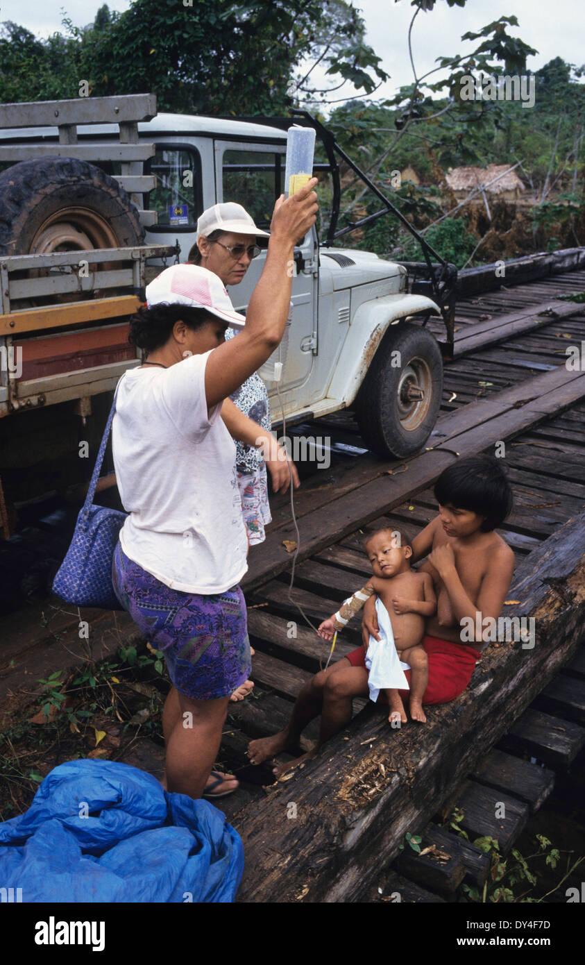Malaria-Opfer leiden. Kind mit Malaria, Yanomami-Familie. Boa Vista, Roraima Provinz, Brasilien, Südamerika Stockfoto
