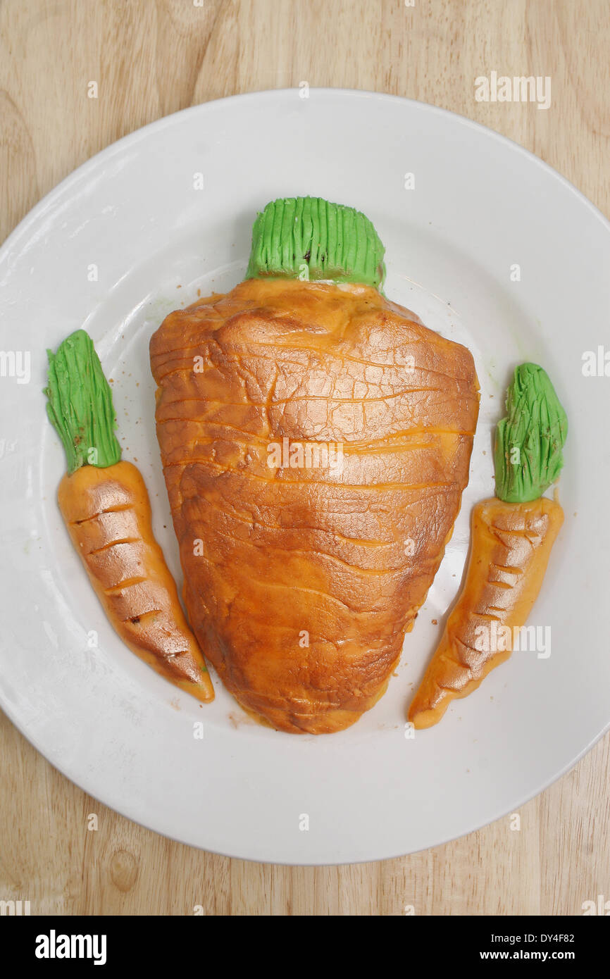 hausgemachter Karottenkuchen mit Fondant-Glasur bedeckt Stockfoto