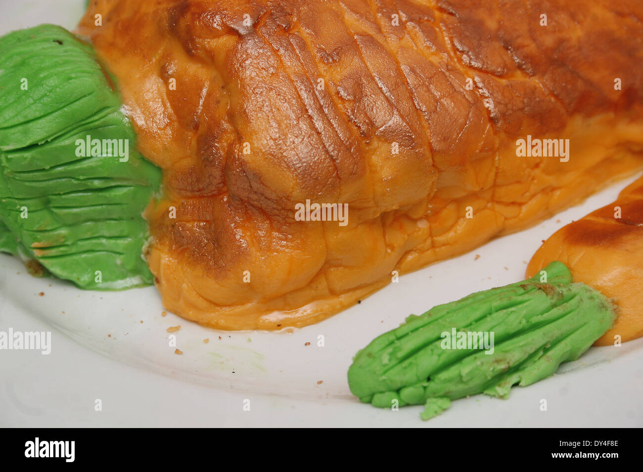 hausgemachter Karottenkuchen mit Fondant-Glasur bedeckt Stockfoto