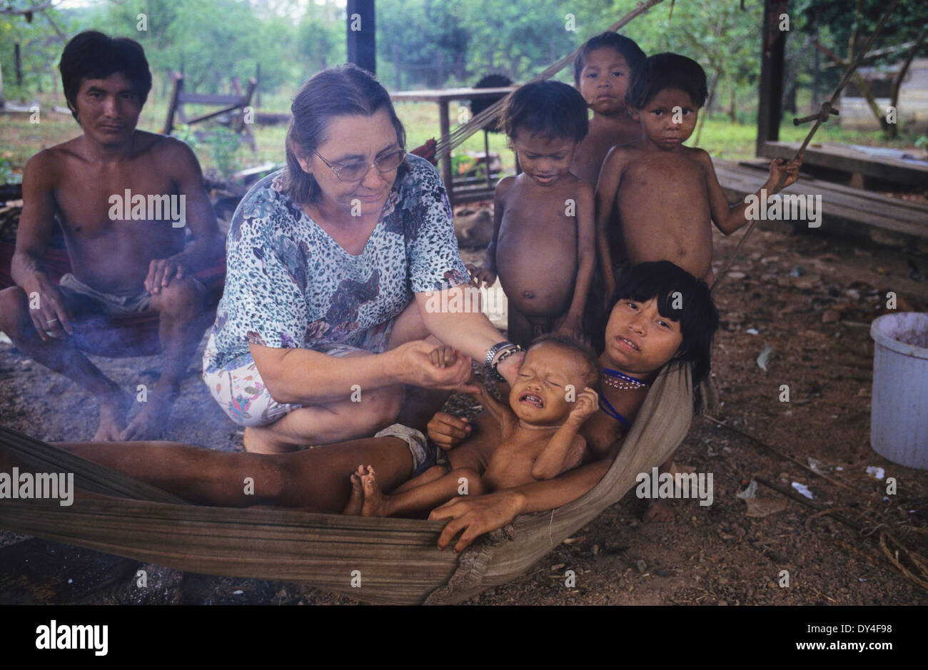 Malaria-Opfer leiden. Kind leidet an Malaria, Yanomami-Familie. Boa Vista, Roraima Provinz, Brasilien, Südamerika Stockfoto