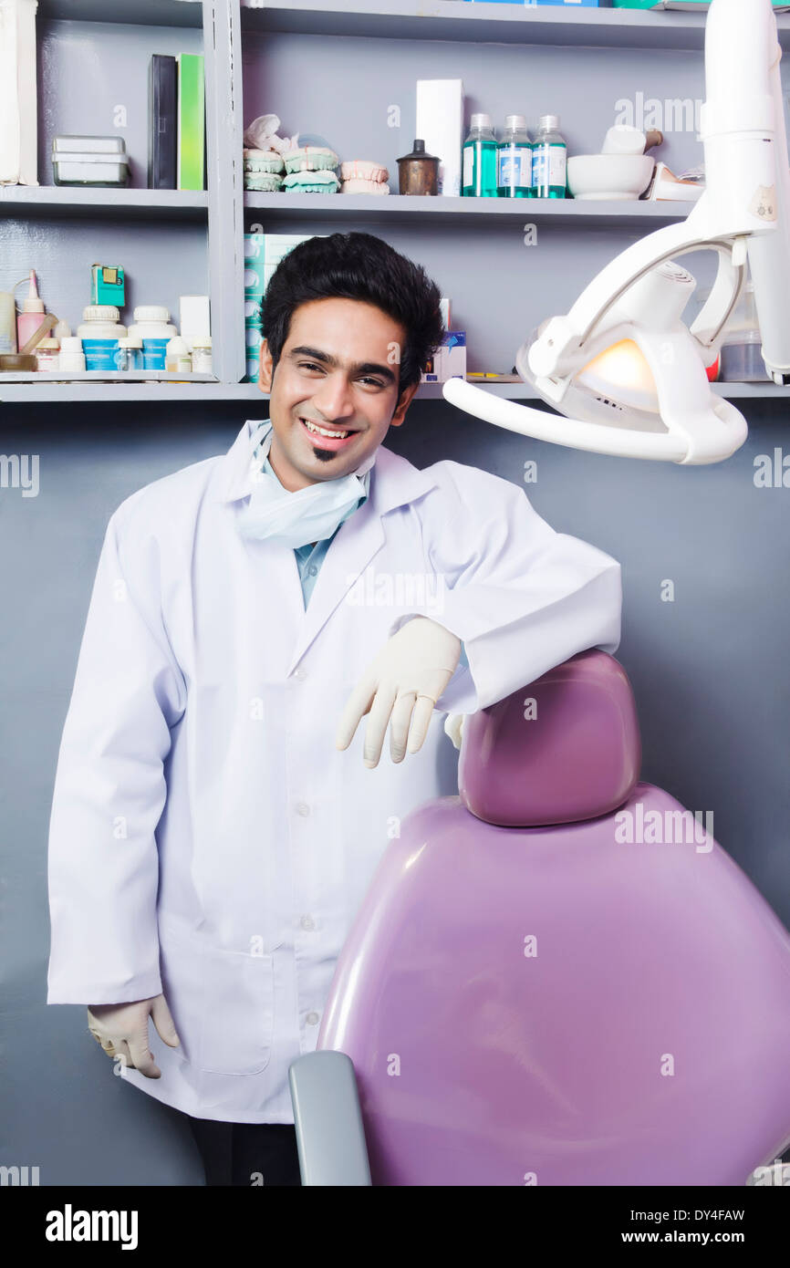 Indische Zahnarzt stehen in Zahnpflege Stockfoto