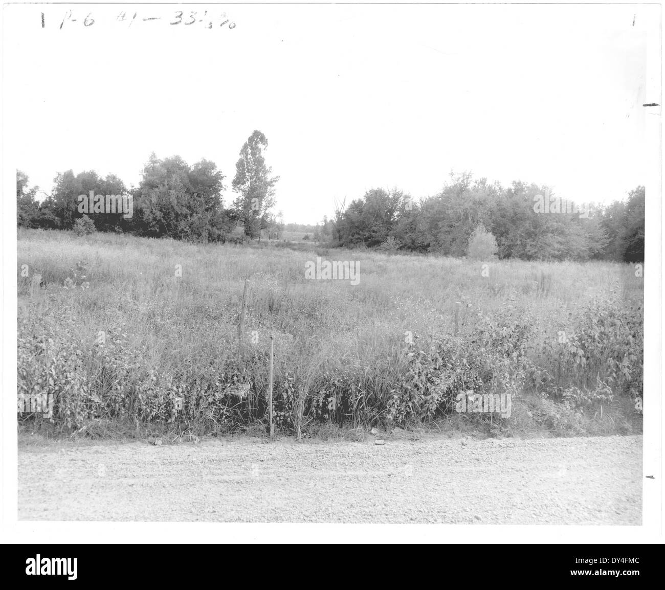 Ein geschäftiger Tag in Brookhaven, Mississippi, der in diesem historischen Bild festgehalten wird und die aktiven Straßen und den lokalen Handel der Stadt während des Lebens Mitte des 20. Jahrhunderts zeigt. Stockfoto
