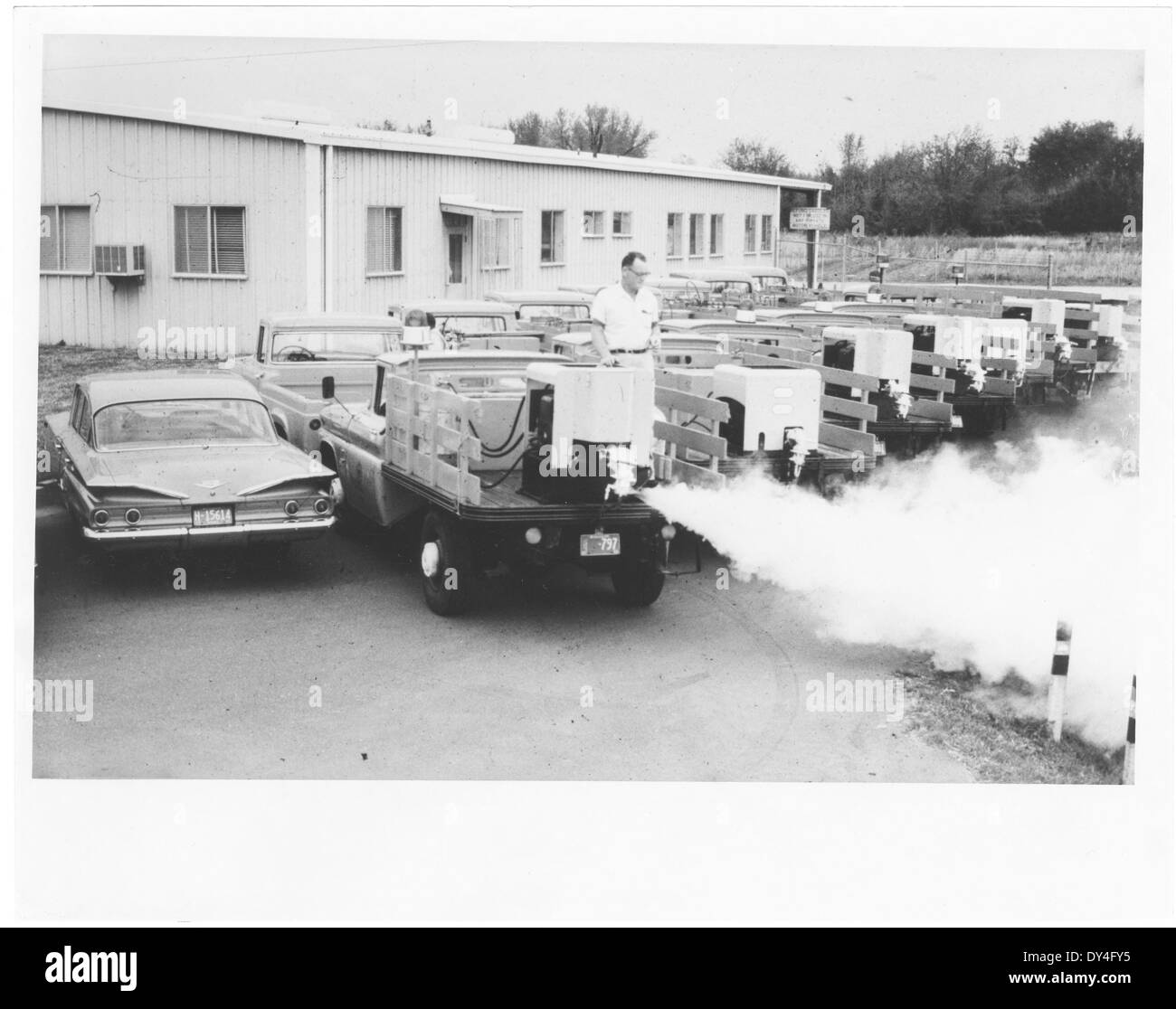 Eine geschäftige Szene in Brookhaven, Mississippi, die die täglichen Aktivitäten von Einwohnern und Besuchern erfasst. Das Foto spiegelt die lebhafte Atmosphäre einer kleinen Stadt im Süden an einem geschäftigen Tag wider, mit Autos, Fußgängern und lokalen Unternehmen im Hintergrund. Stockfoto