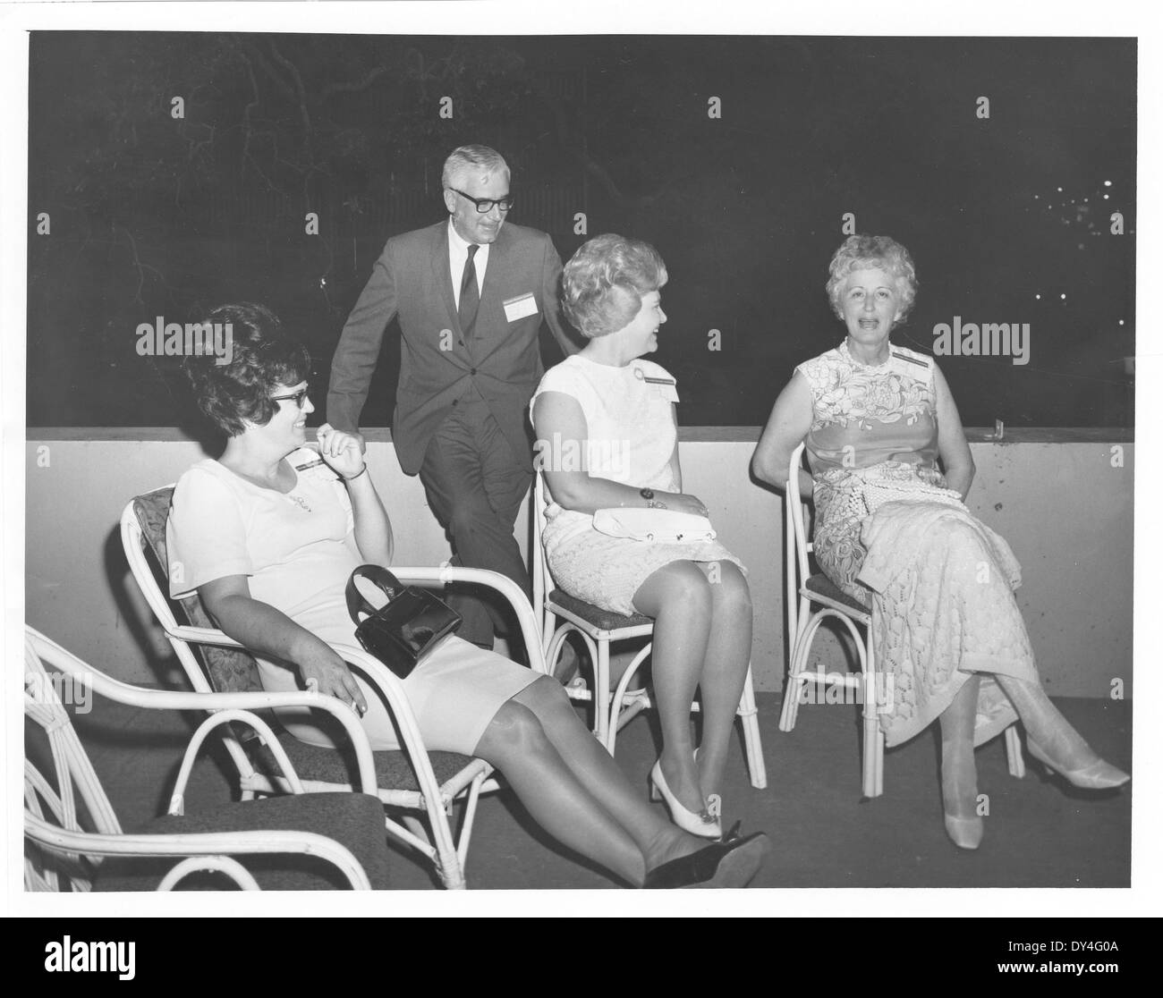 Ein weiterer Schnappschuss von einem geschäftigen Tag in Brookhaven, Mississippi, der das aktive Straßenleben und den Gemeinschaftsgeist der Stadt Mitte des 20. Jahrhunderts hervorhebt. Stockfoto