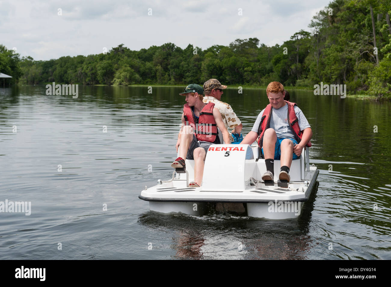Menschen genießen täglich im Deleon Springs State Park in Florida mit einem Paddelboot mieten. Stockfoto