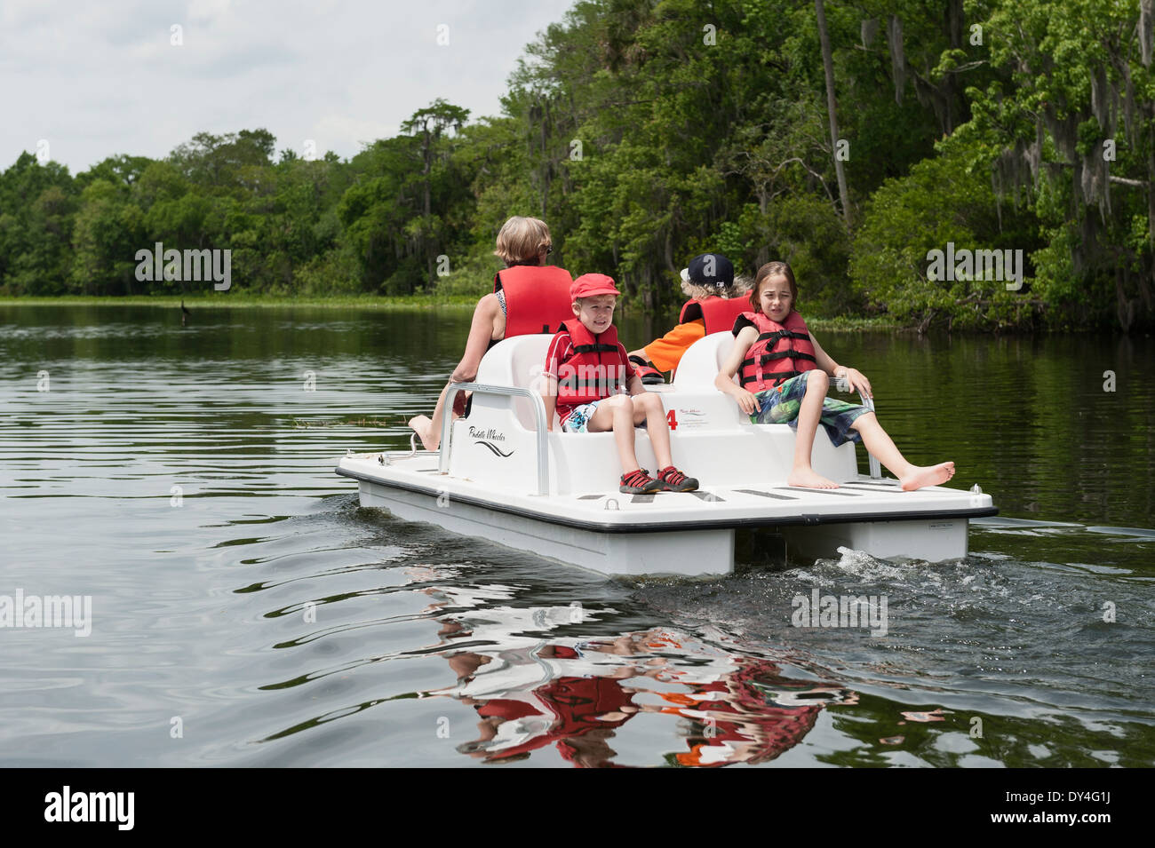 Menschen genießen täglich im Deleon Springs State Park in Florida mit einem Paddelboot mieten. Stockfoto