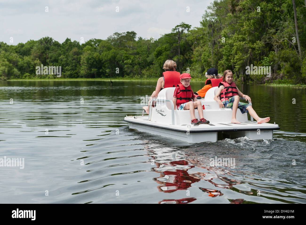 Menschen genießen täglich im Deleon Springs State Park in Florida mit einem Paddelboot mieten. Stockfoto