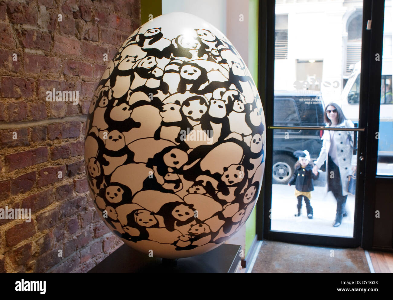 New York, NY - 6. April 2014: A Faberge-Ei, "Pandamonium", erstellt von Dot Zacharias ist angezeigt bei im Flatiron District als Bestandteil der Faberge große Eiersuche während 1-17. April (Ei #152). Dieses Ei ist eine von rund 275 von berühmten Designern erstellt und angezeigt in New York City. Die Öffentlichkeit wird aufgefordert, die Eizellen mit einer Smartphone-app für eine Chance zu gewinnen suchen. Erlös aus dem Verkauf der Eier und andere Merchandise für wohltätige Zwecke. Stockfoto