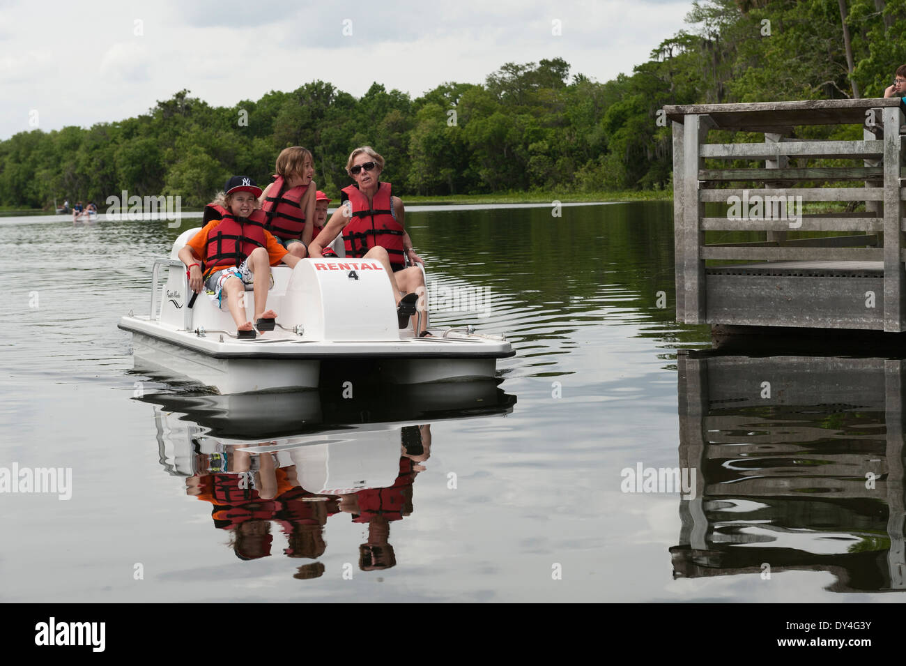 Menschen genießen täglich im Deleon Springs State Park in Florida mit einem Paddelboot mieten. Stockfoto