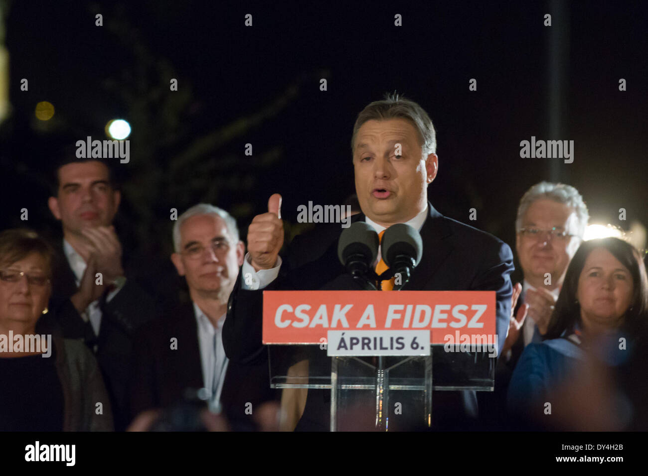 Budapest, Christlich Demokratische Volkspartei. 6. April 2014. Ungarns Ministerpräsident Viktor Orban spricht Fans nach seinem Fidesz-Partei und seinem kleinen Verbündeten, die christliche Demokratische Volkspartei die Parlamentswahl in Budapest 6. April 2014 gewann. Bildnachweis: Attila Volgyi/Xinhua/Alamy Live-Nachrichten Stockfoto