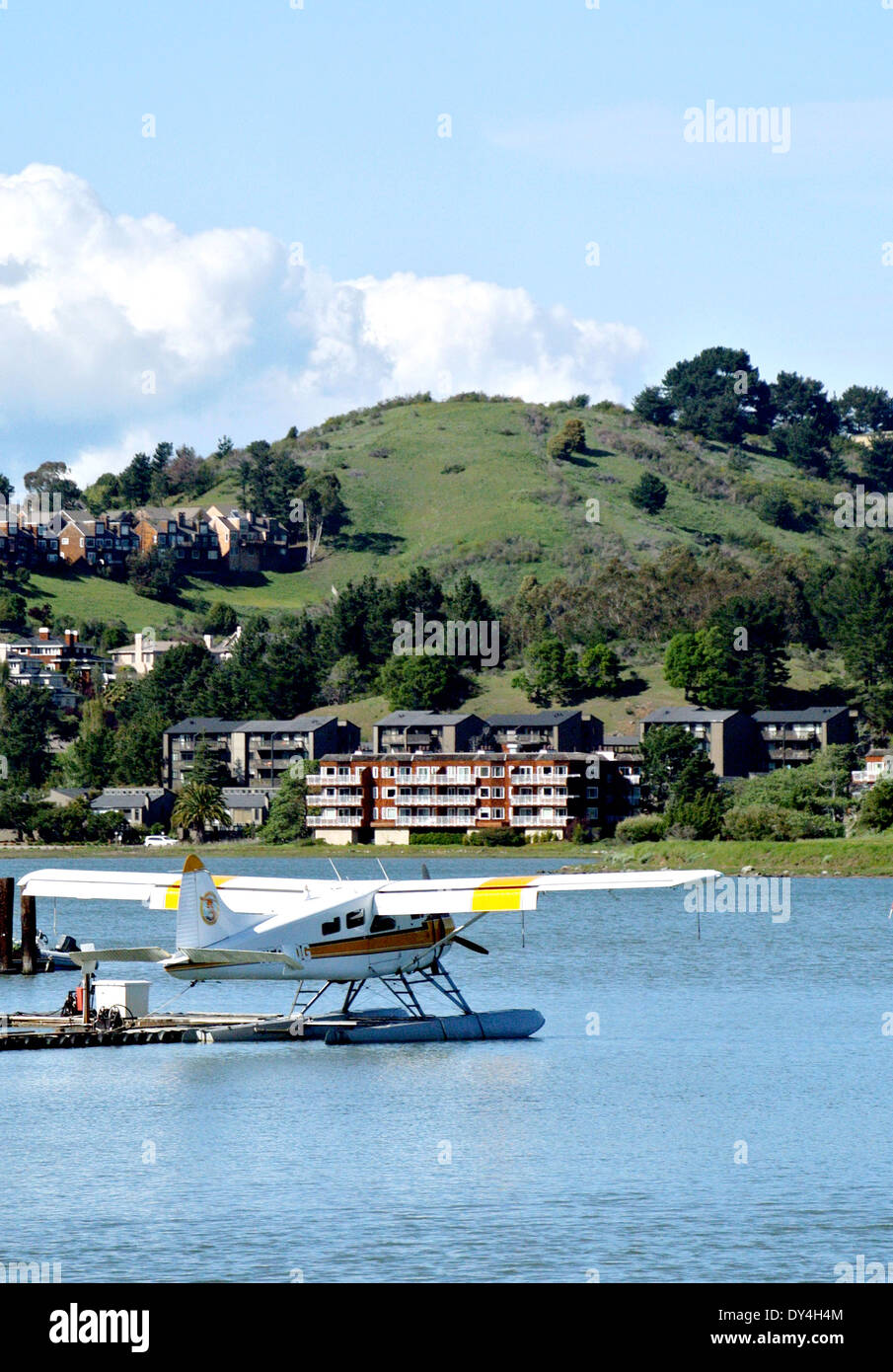 Wasserflugzeug am dock in Sausalito mit Mill Valley Eigentumswohnungen im Hintergrund Stockfoto