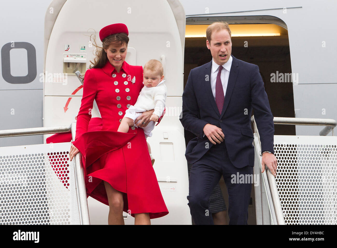 Wellington, Neuseeland. 7. April 2014. Großbritanniens Prinz William, seine Frau Catherine, Herzogin von Cambridge und ihren Sohn Prince George in Wellington 7. April 2014 ankommen. Das königliche Paar begann einen 10-Tage-Besuch in Neuseeland am Montag. Bildnachweis: SNPA/David Rowland/Xinhua/Alamy Live-Nachrichten Stockfoto