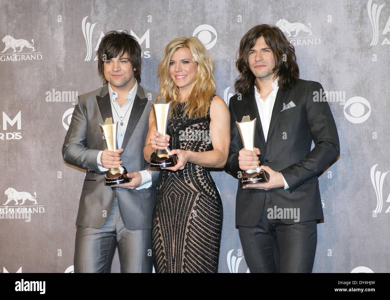 Los Angeles, CA, USA. 6. April 2014. Neil Perry, Kimberly Perry, Reid Perry, The Band Perry im Presseraum für 49th Annual Academy of Country Music (ACM) Awards 2014 - Press Room, MGM Grand Garden Arena, Los Angeles, CA 6. April 2014. Bildnachweis: James Atoa/Everett Collection/Alamy Live-Nachrichten Stockfoto