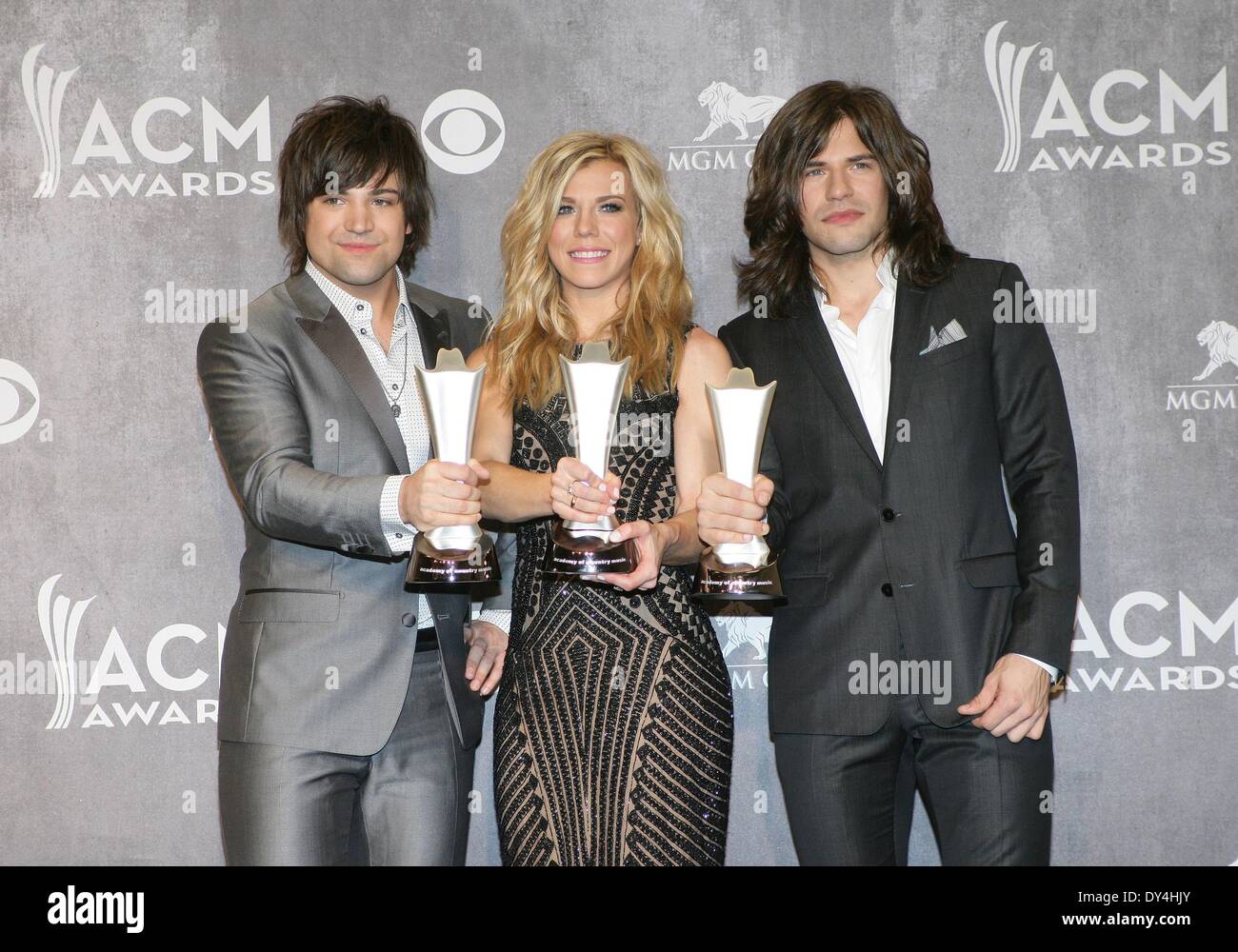 Los Angeles, CA, USA. 6. April 2014. Neil Perry, Kimberly Perry, Reid Perry, The Band Perry im Presseraum für 49th Annual Academy of Country Music (ACM) Awards 2014 - Press Room, MGM Grand Garden Arena, Los Angeles, CA 6. April 2014. Bildnachweis: James Atoa/Everett Collection/Alamy Live-Nachrichten Stockfoto