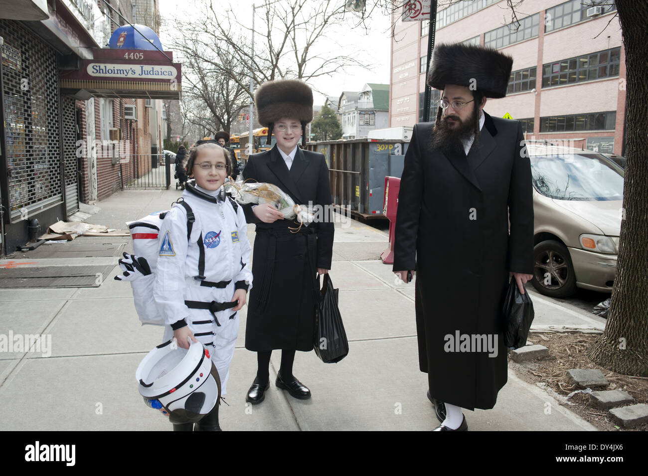 Religiöse Juden feiern das Fest des Purim im Abschnitt Borough Park von Brooklyn, NY, 2011. Stockfoto