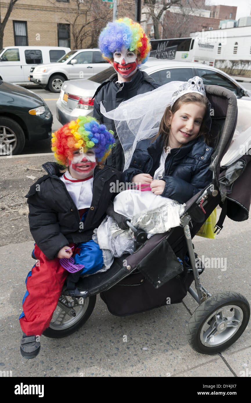 Religiöse Juden feiern das Fest des Purim im Abschnitt Borough Park von Brooklyn, NY, 2011. Stockfoto