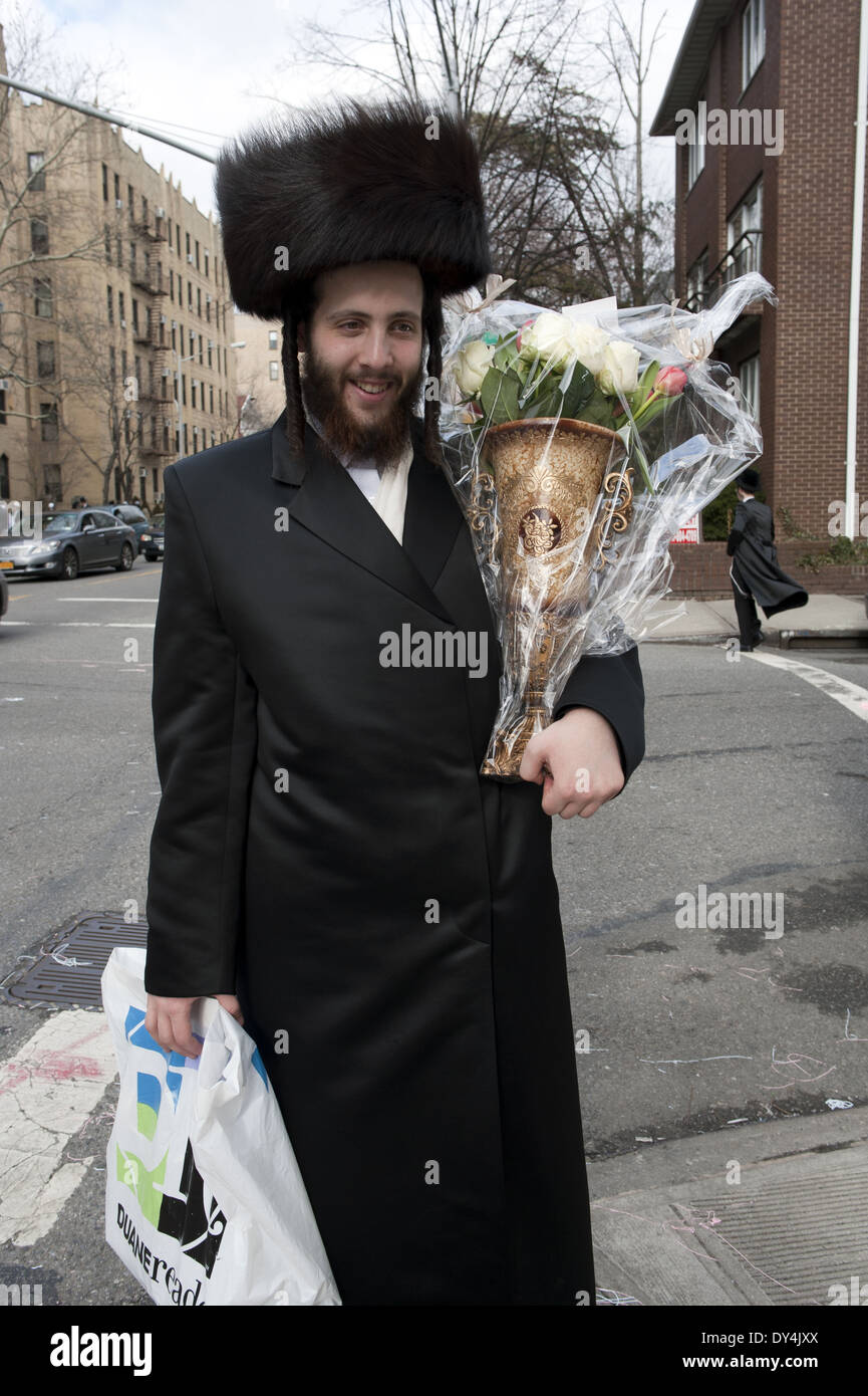 Religiöse Juden feiern das Fest des Purim im Abschnitt Borough Park von Brooklyn, NY, 2011. Stockfoto