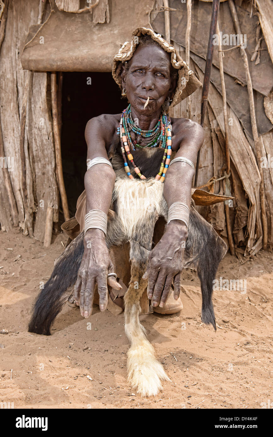alten Dassanech Frau vor ihrer Hütte im unteren Omo-Tal von Äthiopien Stockfoto