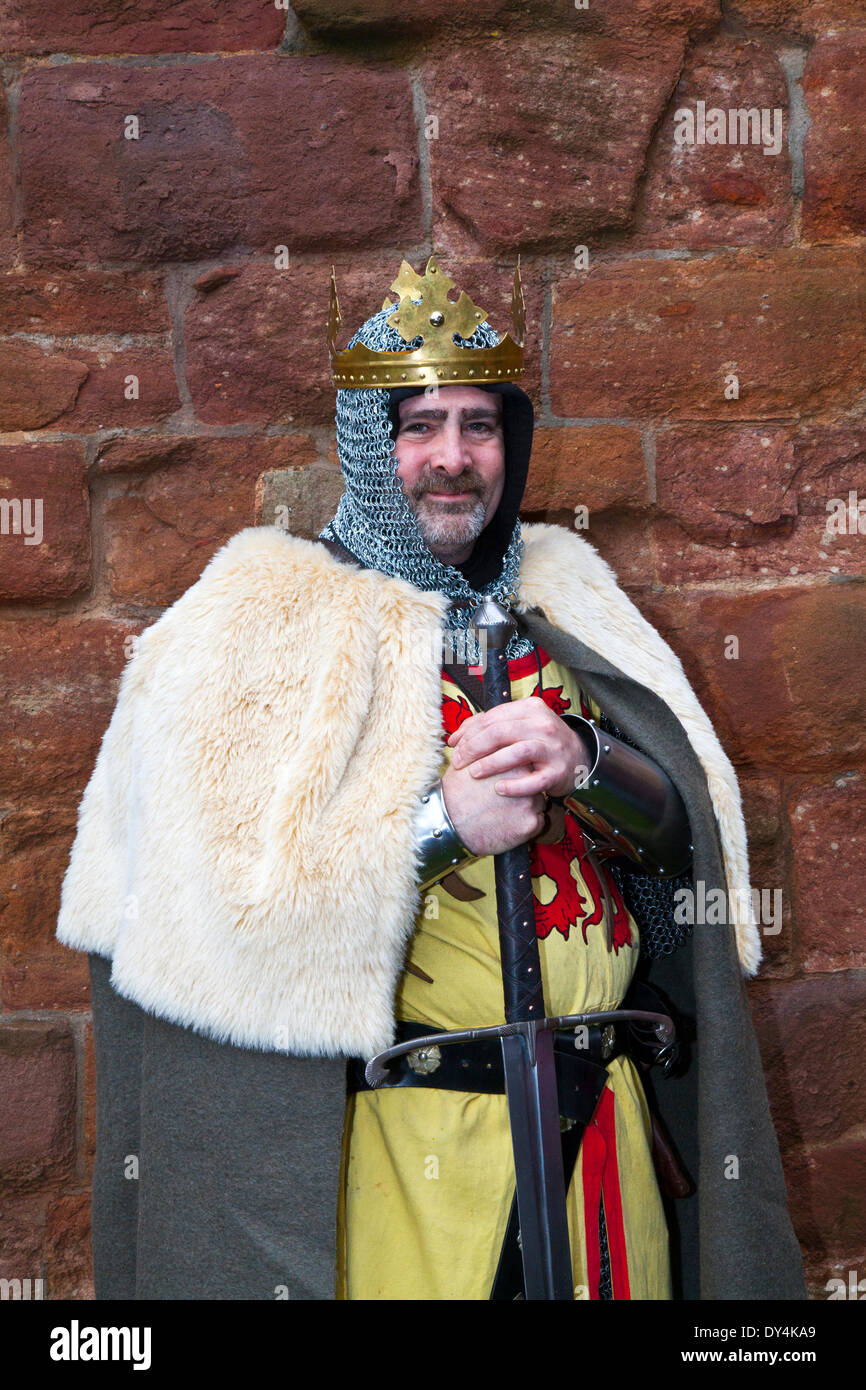 Darsteller und Re-enactors bei den Schottischen Homecoming event. "Die Erklärung von Arbroath Abbey Arboath' an, in denen die Obersten in Schottland, in den Ruinen von Arbroath Abbey montiert die Unterzeichnung der Erklärung von Arbroath, Schottland Unabhängigkeit in 1320 zu gedenken. Stockfoto