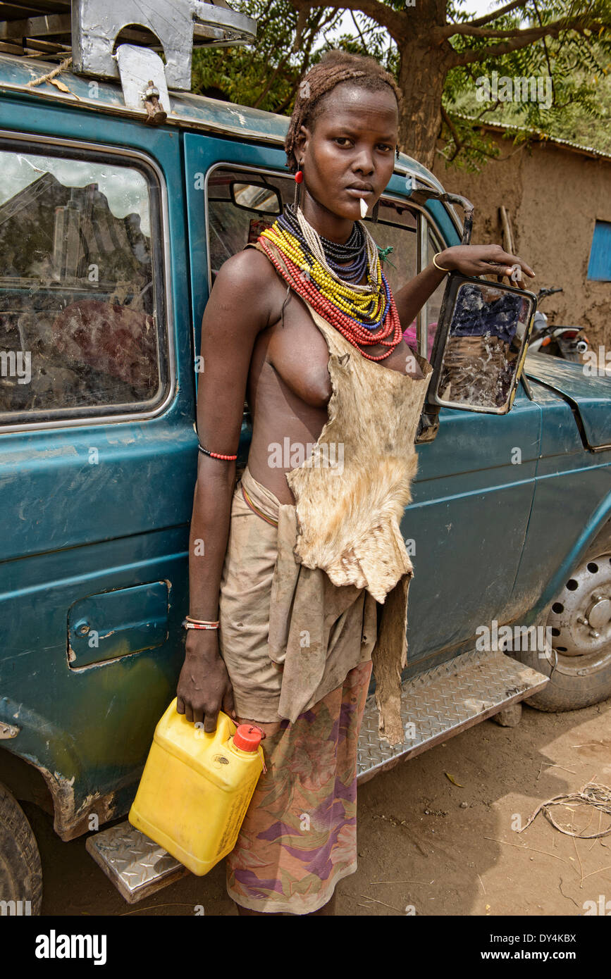 Dassanech junge Frau in Omorate in South Omo Tal von Äthiopien Stockfoto