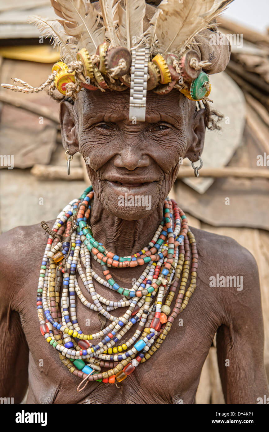 alten Dassanech Frau vor ihrer Hütte im unteren Omo-Tal von Äthiopien Stockfoto