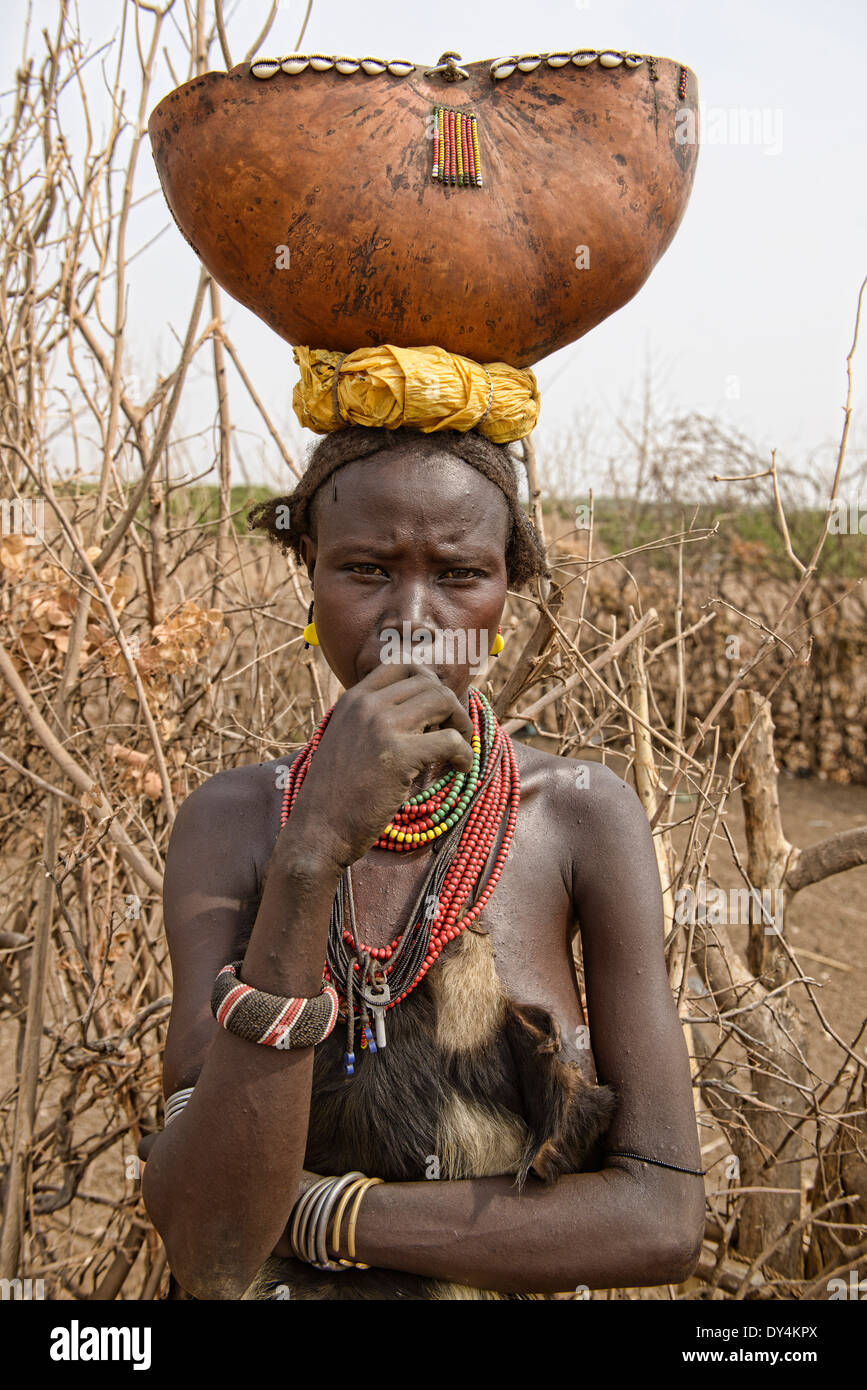 Dassanech Frau mit einem Kürbis auf dem Kopf, unteren Omo-Tal von Äthiopien Stockfoto