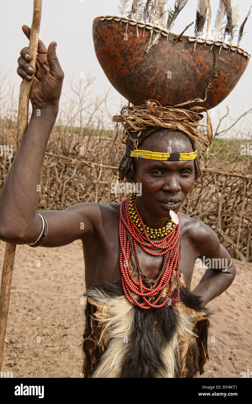 Dassanech Frau mit einem Kürbis auf dem Kopf, unteren Omo-Tal von Äthiopien Stockfoto